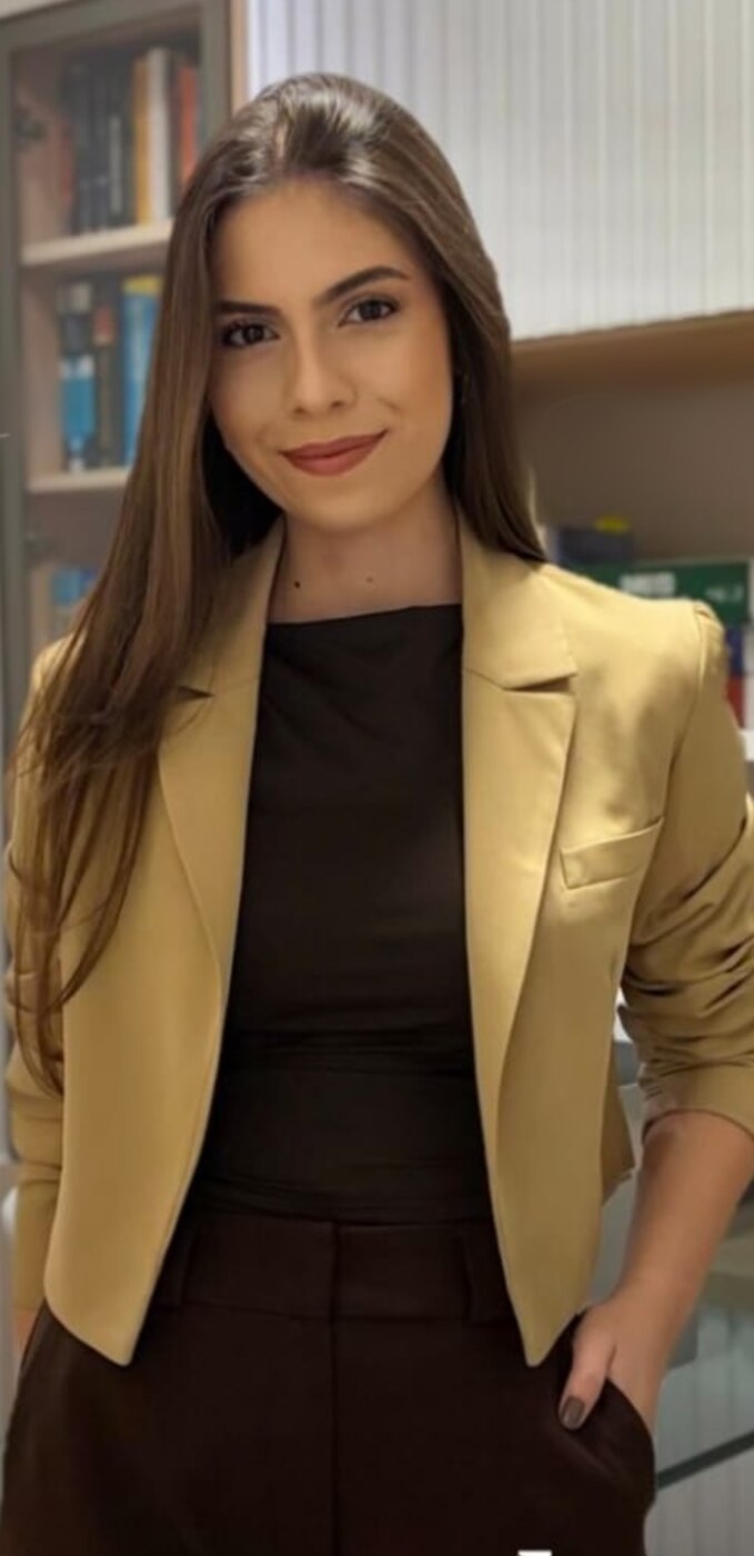 Clara Miranda, advogada especialista em Direito Imobiliário, em seu escritório